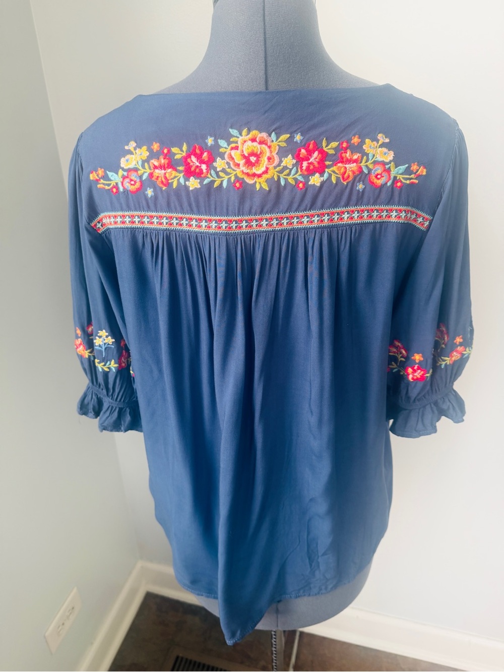 Savannah Jane Sz Medium Slate Blue Floral Embroidered Peasant Top - Picture 8 of 16
